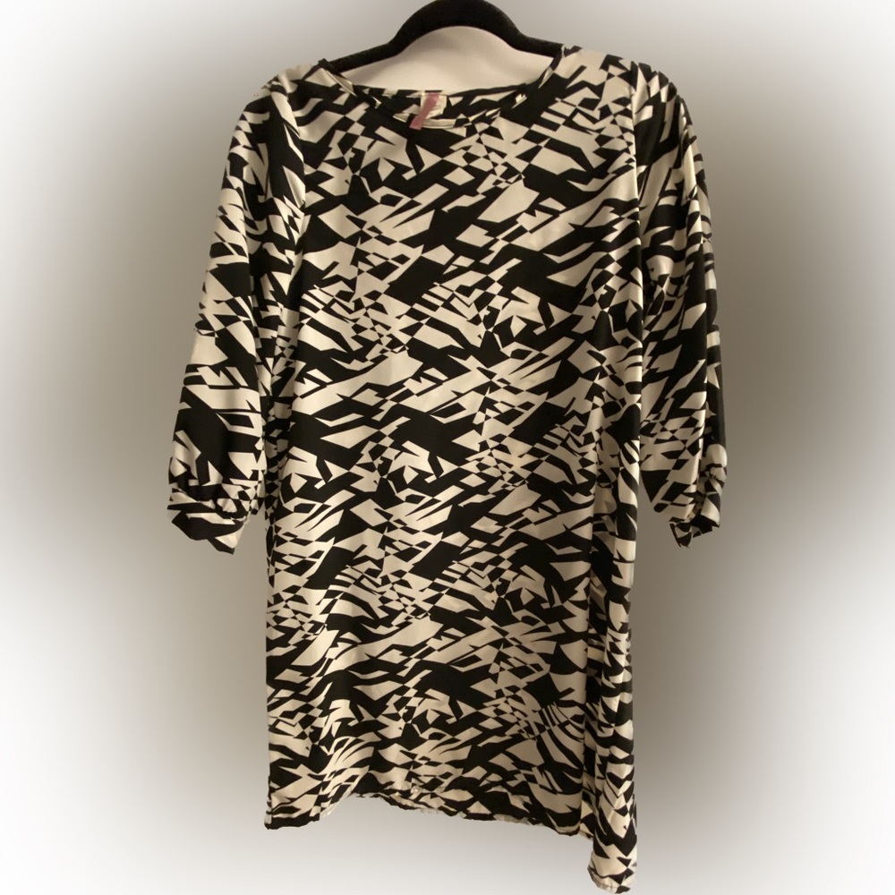 CL ♥️ 22 Black and White Geometric pattern dress